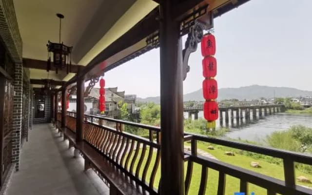 Taohuatan River View Pool Yulongtanpan Inn