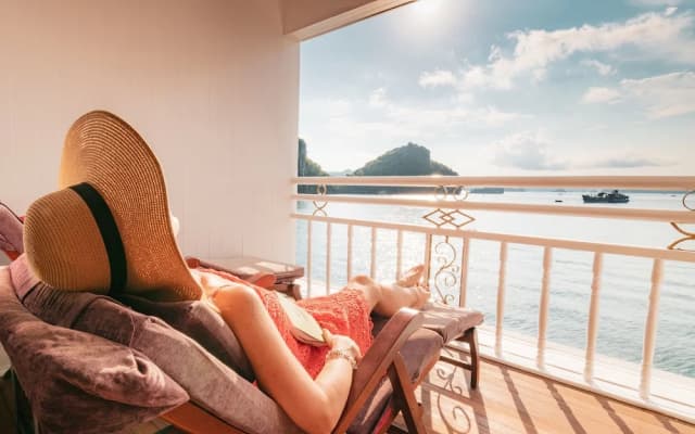 Heritage Line Violet cruise – Ha Long Bay & Lan Ha Bay