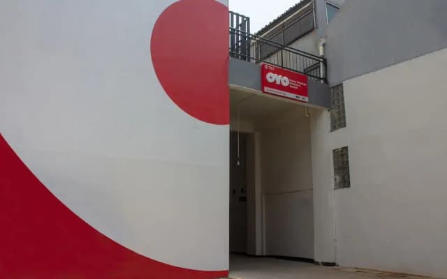 OYO 737 Kamar Keluarga Mahkota 8