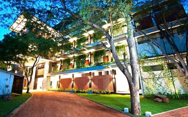 The Lake Forest Hotel