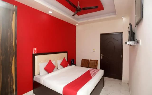 Super OYO 14332 Raj Palace