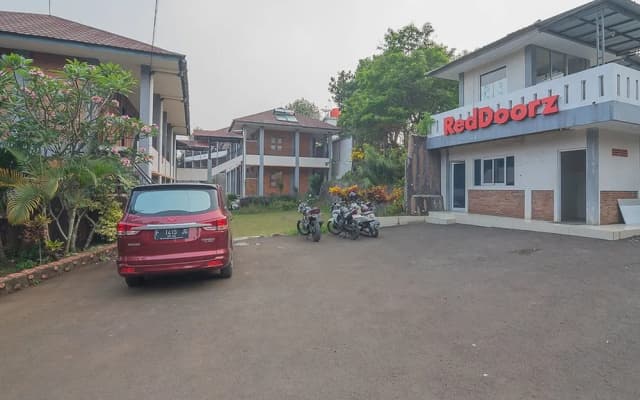 RedDoorz Plus @ Lodaya Gunung Geulis Puncak