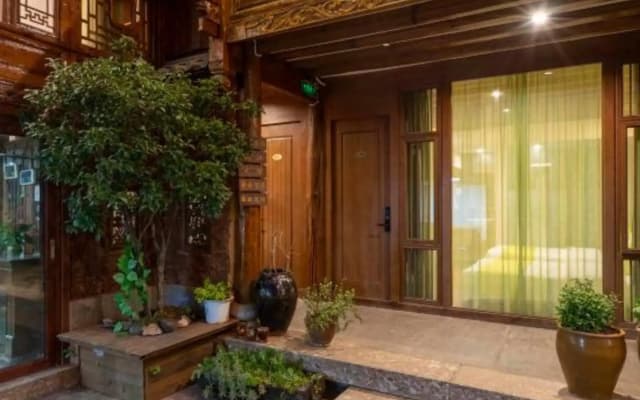 Lijiang Houfu Inn