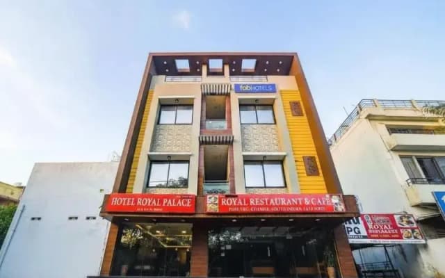 Fabhotel Royal Palace