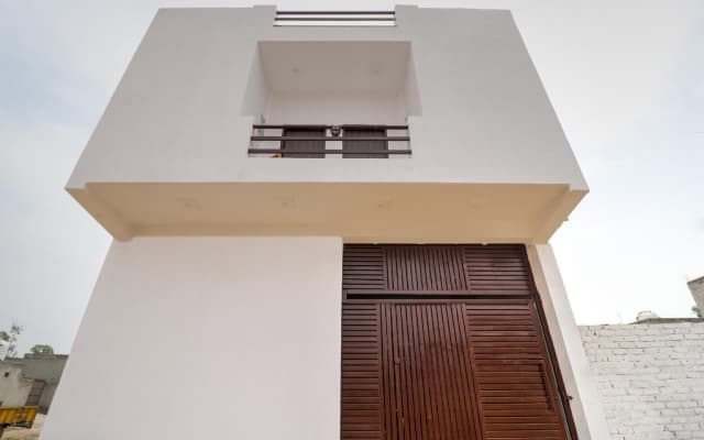 OYO 71370 White House