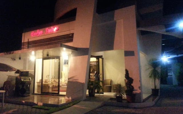 Dolyn Suites