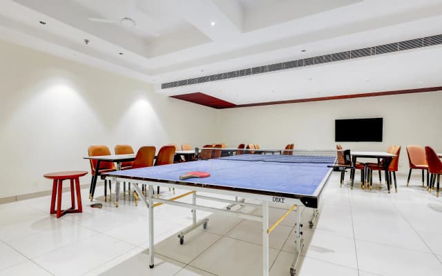 Super Townhouse Oak Sector 39 Medanta