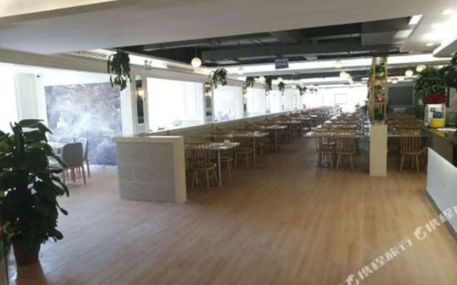 Vienna International Hotel (Foshan Eternal Love Xiqiao Mountain Scenic Area)