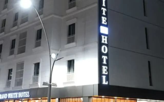 Grand White Hotel