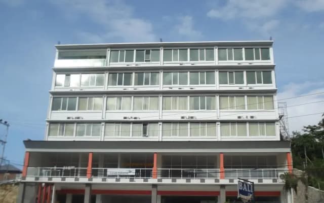 L Bajo Hotel