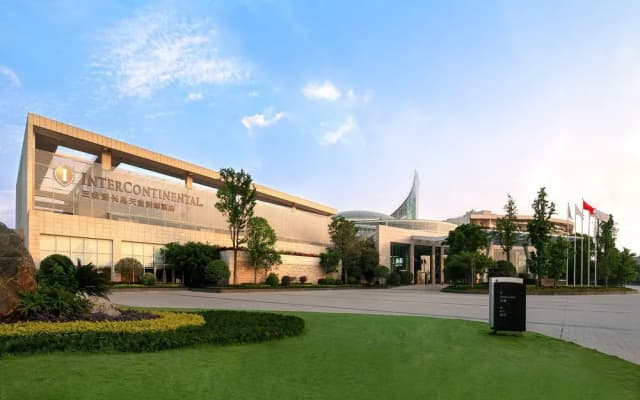 Intercontinental Sancha Lake