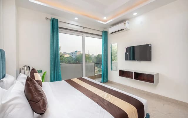 Saavi Hotel Sector- 45