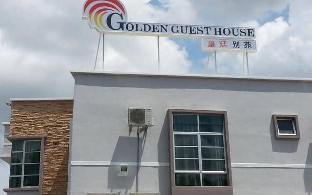 Super OYO 89930 Golden Guest House