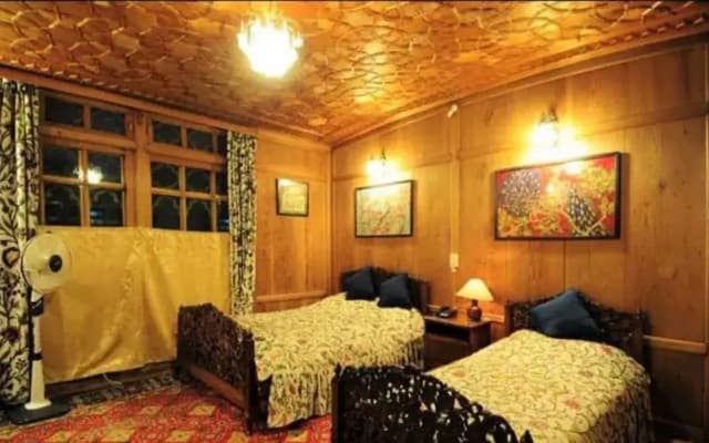 Yadgaar Houseboats