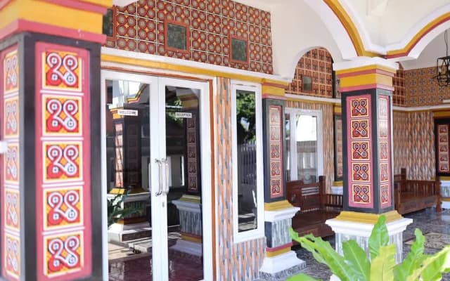 Urbanview Hotel Eropa Maros Near Sultan Hasanuddin Airport by RedDoorz