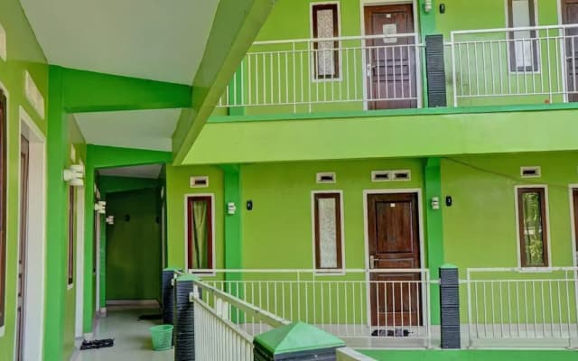 OYO Life 92919 Kost Wijaya Kusuma Lake Syariah