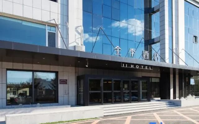 Changchun Guanggu Avenue Hotel throughout the season