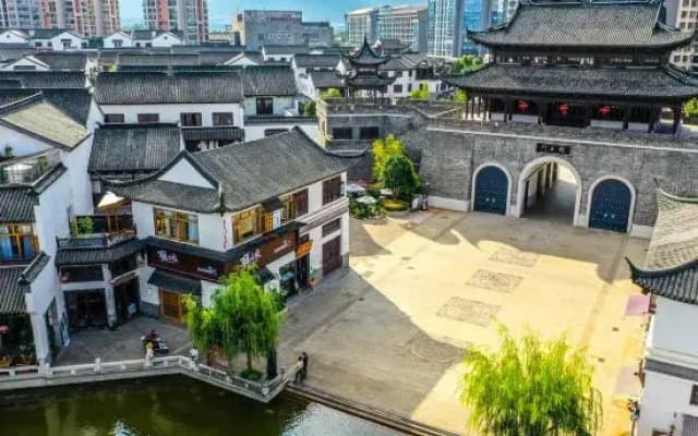 Maitreya Chizhiquan Hot Spring Hotel (Maitreya Honghe Water Township)