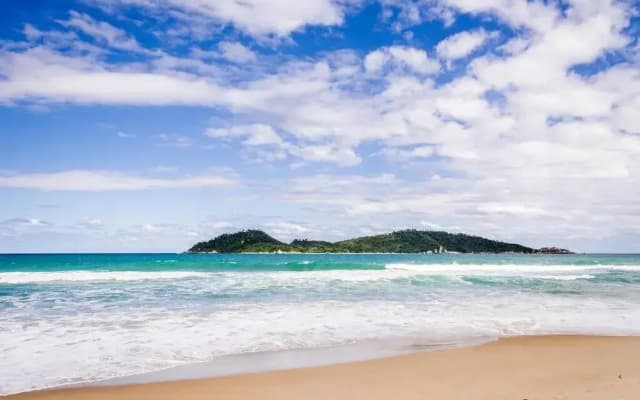 Island Vibe Nomads - Adventure Hostels
