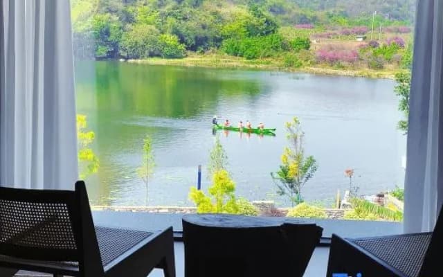 Leisure Courtyard Lake View Homestay