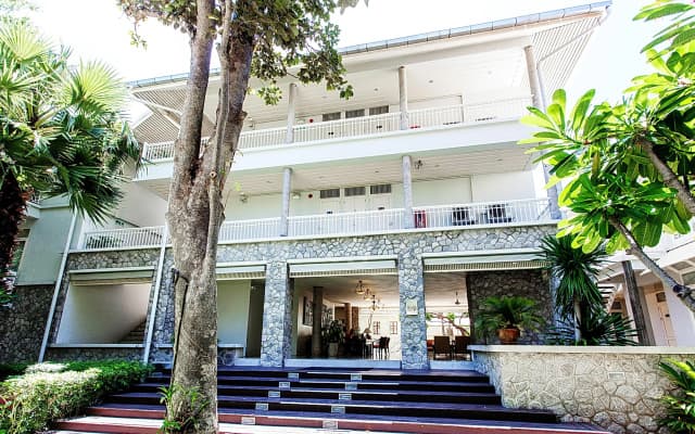 Baan Bayan Beachfront Hotel