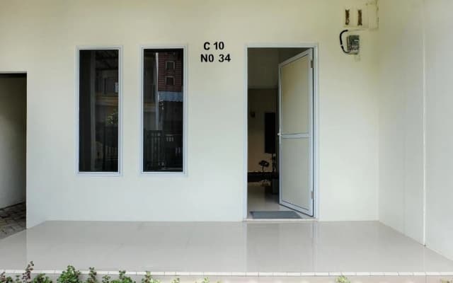 RedDoorz Syariah @ Danesti Homestay Near Bandara Sultan Hasanuddin