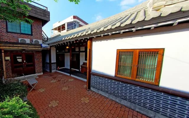Jeonju Namugeuneul and Geunsoonae Chogajip