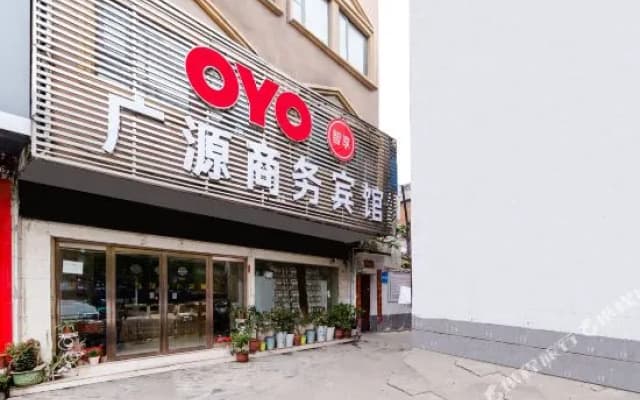 OYO Guangyuan Business Hotel (Xinyang Railway Station Tianrun Plaza)