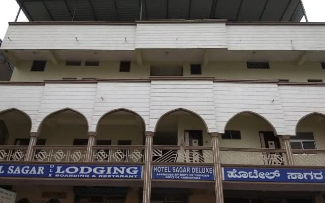 Iroomz Hotel Sagar Deluxe