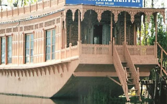 Floating Heaven Group of Houseboats