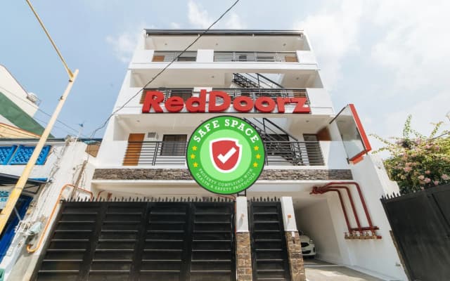 RedDoorz @ DBuilders Rooms Bangkal Makati