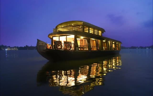 Upper Deck Houseboat