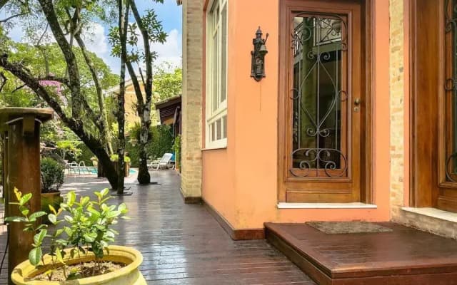 Casa Alto Padrão na Granja Viana - Cond. Fechado