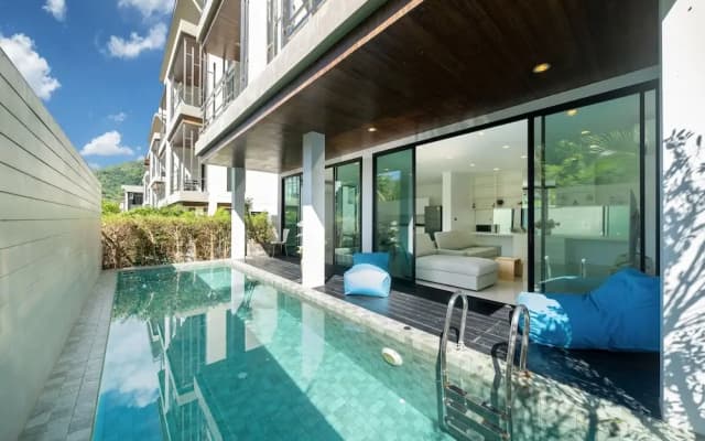 Vibrant Beach Life at Kata Villa UTK4