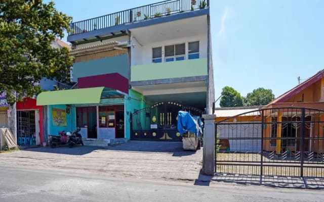 OYO Life 91670 Mannsur Homestay Syariah