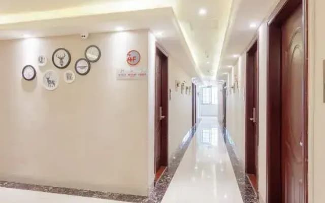 Sweet Fruit Light Luxury Hotel (Haikou Fruit Market Overseas Chinese Middle School Branch)