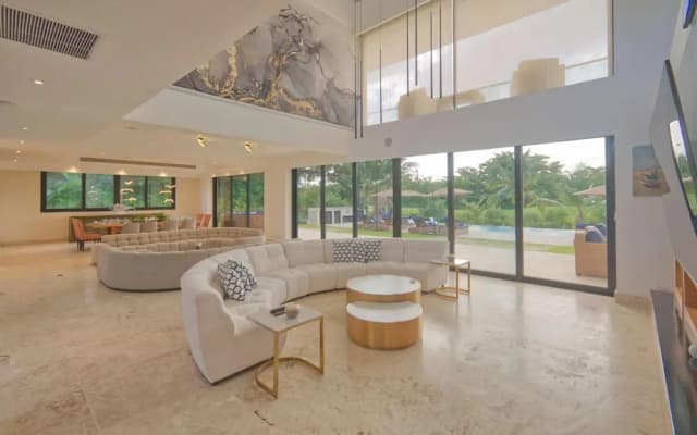 Modern Villa With Full Service Staff Close to Beach and Golf