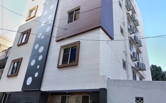 OYO 10525 Varcity Abra Madiwala