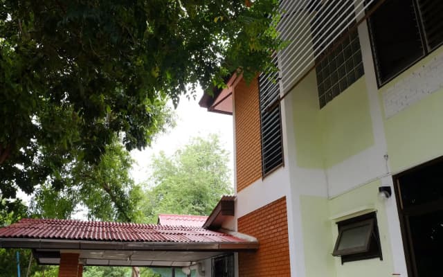 Chomlay Restaurant & Room for Rent