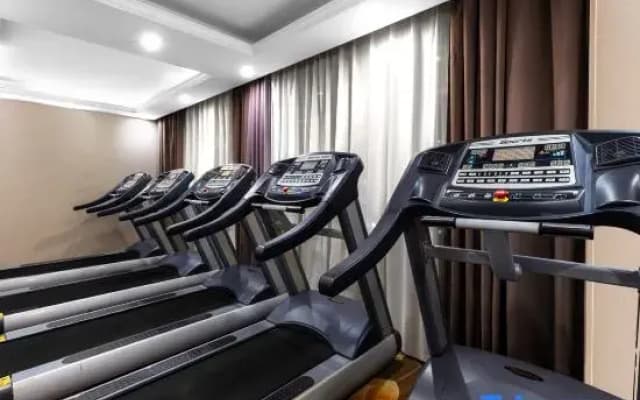 Huaxian Jinlong Business Hotel (Huayi High-speed Railway Station)