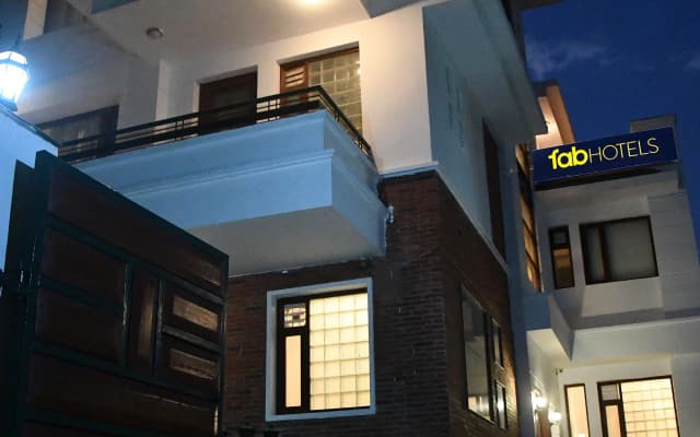 FabHotel Premium- 10min Walk from Millennium City Centre Gurugram Gurgaon