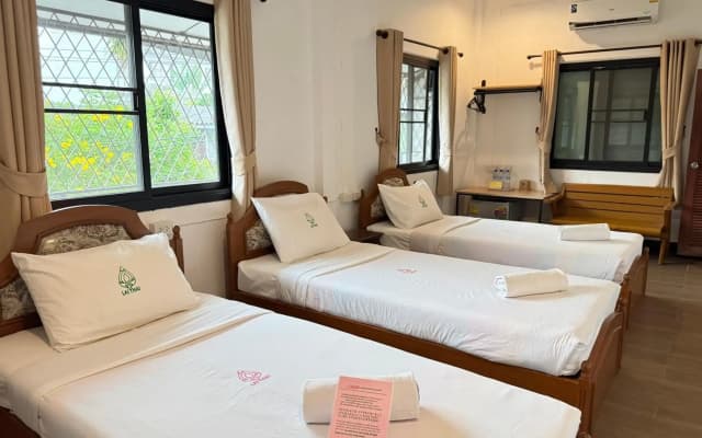 Collection O Khu Mueang near Tha Phae Gate (formerly Lai Thai Guesthouse)