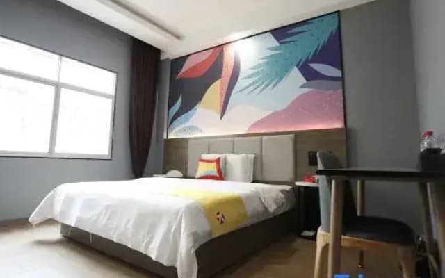 Guanshan Business Hotel (Changde Shimen County Commercial Pedestrian Street)