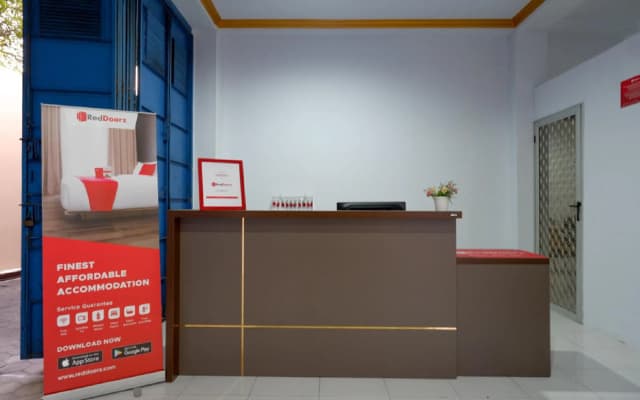 RedDoorz near GOR Satria 3