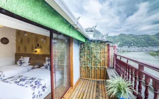 Ethnic Tribe River View Homestay (Zhenyuan Ancient Town Scenic Area)