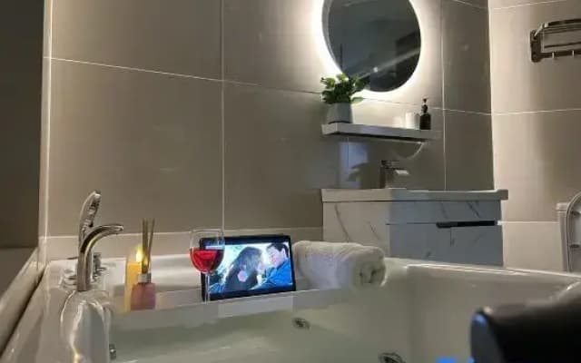 [NEW] Private Jacuzzi | Near Velocity Mall | MRT