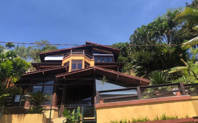Mansão na costa com vista para o mar