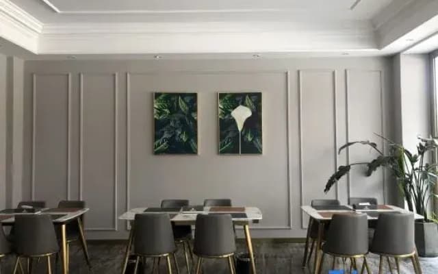 Qujing Blue Sea Light Luxury Hotel