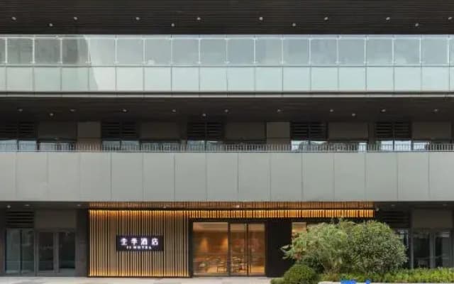 JI Hotel (Jinan Jingshidong Road Fenghuang Square)
