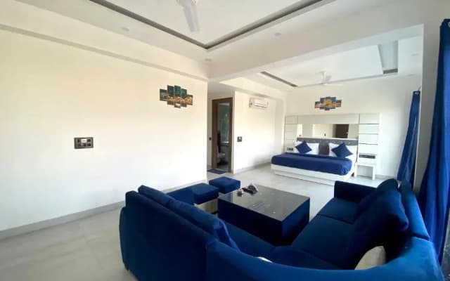The Metro Stay By F9 Hotels-Near Sector 18 Metro Station Noida